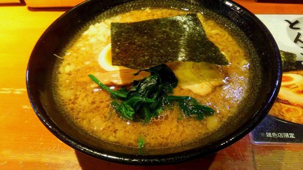 「背油醤油豚骨ラーメン」@北海道らーめん 楓 雑色店の写真