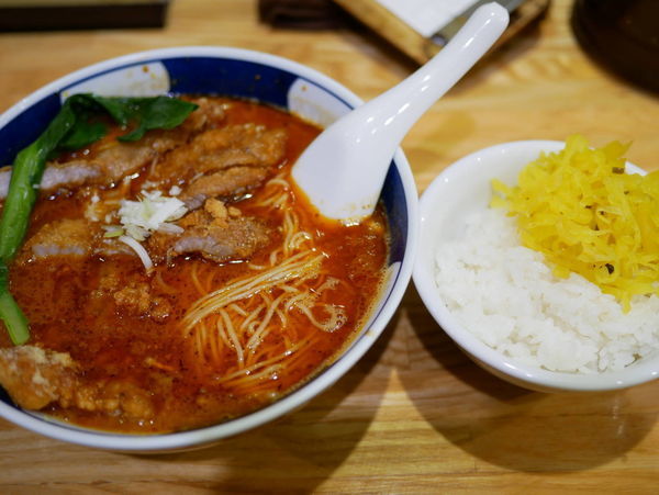 「排骨担々麺 麺硬め＋ライス」@支那麺 はしご 赤坂店の写真