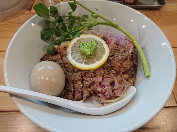 「【限定】サーロインステーキまぜそば1000円＋味玉(ﾗｰﾊﾟ」@らーめん カッパハウスの写真