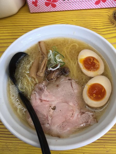 「塩味付玉子ラーメン ¥800」@牛骨らーめん ほうき屋の写真