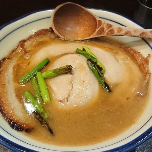 「落し蓋ラーメン 950円」@烈志笑魚油 麺香房 三くの写真