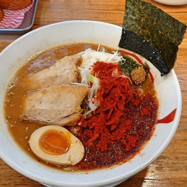 「赤豚骨3辛 850円           と思ったら918円」@やまがたらーめん きたもと屋の写真