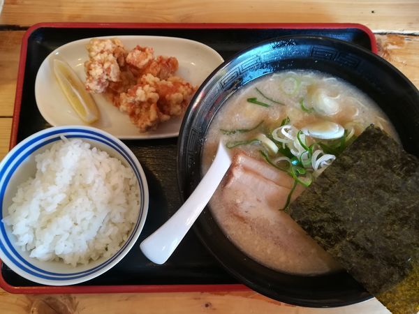 「唐揚げ定食(カタ)」@神宮前 博多ラーメン ほんじんの写真