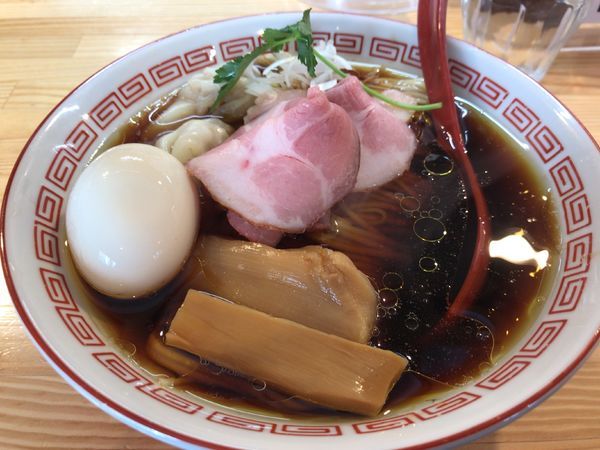 「特級中華そば醤油」@自家製麺 くろ松の写真
