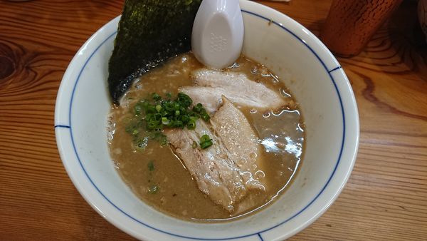 「煮干し豚骨ラーメン 900円」@別邸三く 豚骨らーめん 真真の写真