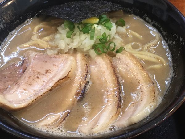 「黒・煮干しラーメン(特注 背脂なし)➕チャーシュー」@煮干し中華そば つけ麺 海猫の写真