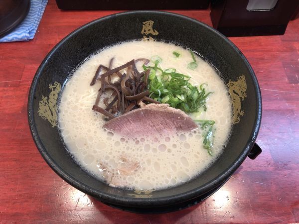 「とんこつラーメン」@とんこつラーメン 博多風龍 大宮東口駅前店の写真