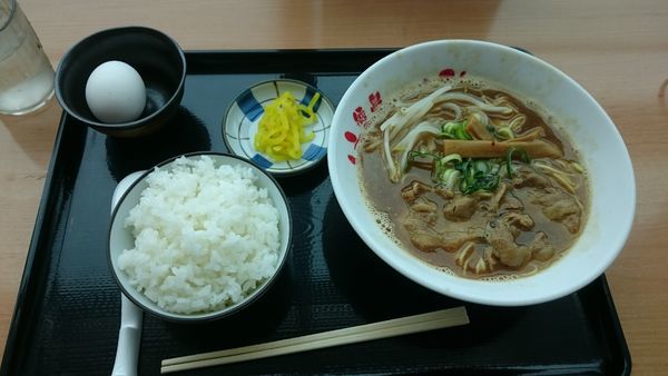 「徳島ラーメン並620円+ライス小120円+生玉子50円」@宝ラーメン 徳島阿波おどり空港店の写真