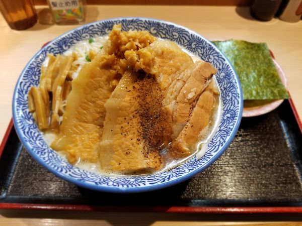 「背脂らー麺」@らー麺土俵 鶴嶺峰の写真