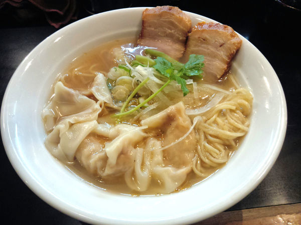 「【限定】大海老ワンタンと渡りがにの塩スープ麺 ￥950」@麺家 うえだの写真