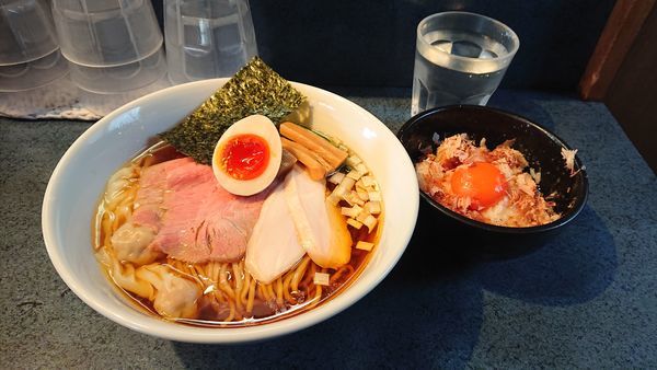 「特製醤油らーめん 紅孔雀卵かけご飯」@とものもとの写真