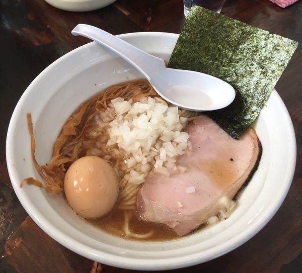 「煮干しらーめん＋味玉」@濃麺 海月の写真