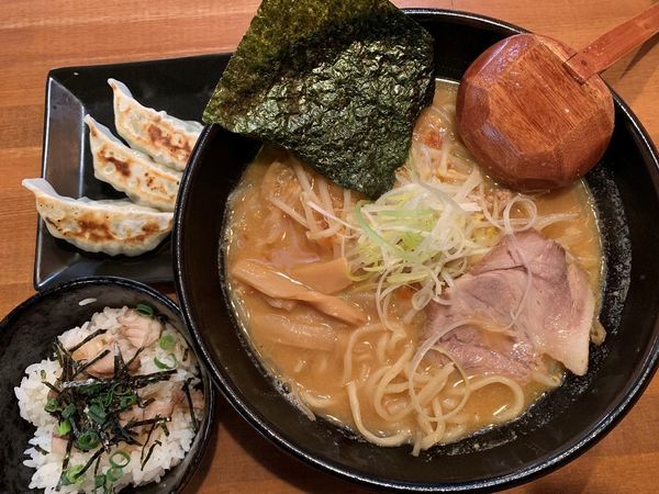 「味噌らーめん+がっつりセット」@麺酒場 でめきんの写真