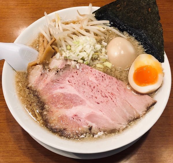「背脂醤油（細麺・濃い目・固め￥750）」@稲荷屋の写真