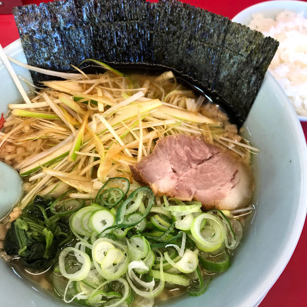 「醤油ラーメン　味付白髪ネギ　160円　半ライス　120円」@ラーメン山岡家 太田店の写真