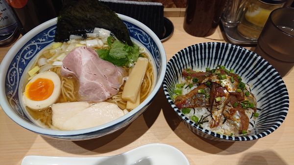 「白醤油煮干そば750+鯵丼400」@寿製麺 よしかわ 西台駅前店の写真