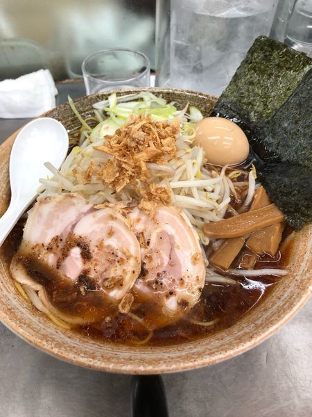 「覆麺 醤油三段 サービスカマス香油」@覆麺 智の写真