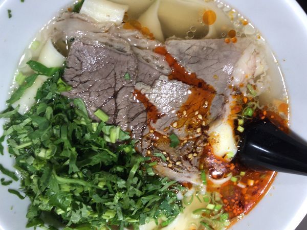 「蘭州牛肉麺880円(細帯麺)+パクチー100円」@国壱麺の写真