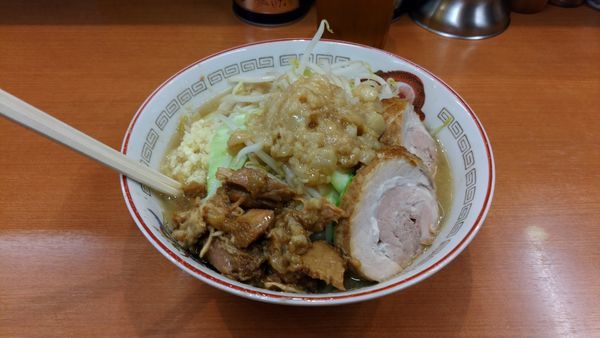 「小ラーメン+限定TPブタカス　ニンニク少しアブラカラメ」@ラーメン豚山 大塚店の写真