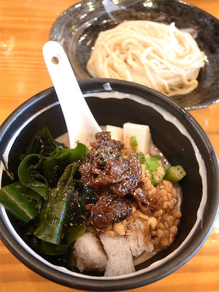 「納豆スムージーざる中華…950円、追い納豆…プラス50円」@五福星の写真