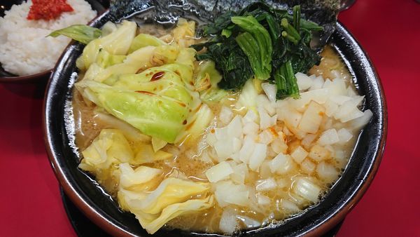 「中盛ラーメン(770円)キャベツ(100円)玉ねぎ(70円)」@家系ラーメン とらきち家の写真