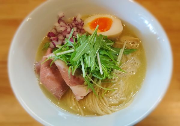 「濃厚鶏らーめんと半味玉、玉ねぎ増し」@らーめん コッコの写真