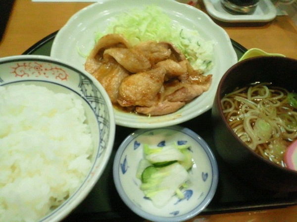 「エゴマ豚ロース生姜焼き定食（ミニそば）750円」@魚よし 本町店の写真