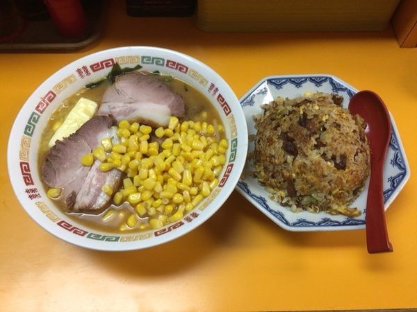 「味噌バターチャーシューコーンラーメン＋炒飯」@熊ぼっこの写真