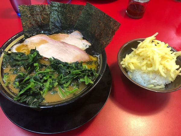 「ラーメン 麺固め、油普通、味普通 青菜増し、小ライス」@家系ラーメン 王道 いしいの写真