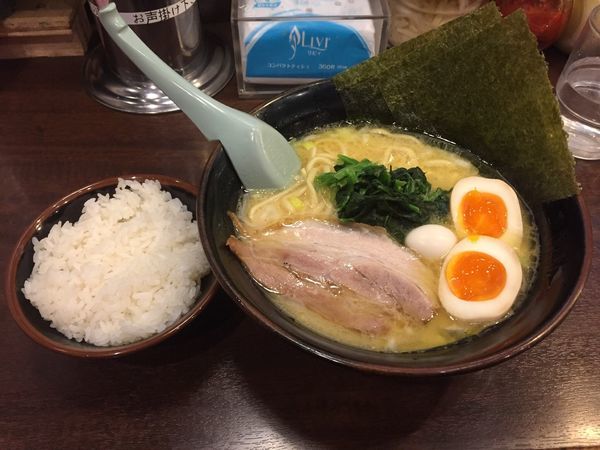 「醤油ラーメン(中太麺 麺硬め油多め)＋味玉＋半ライス」@横濱家系ラーメン 吟家 実籾店の写真