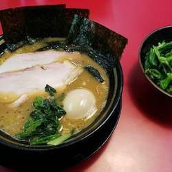 ラーメン　ほうれん草増し増し味玉