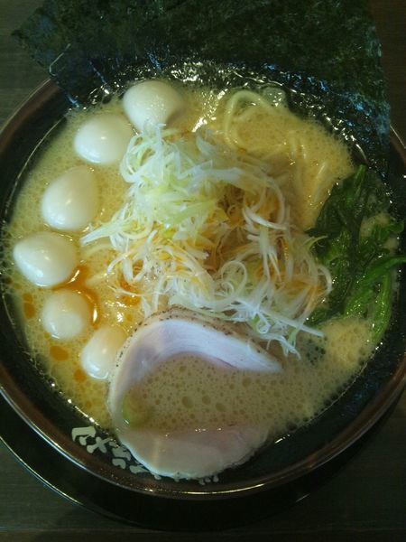 「ネギラーメン（うずら増し）」@横浜家系ラーメン 丸岡商店 犬山店の写真
