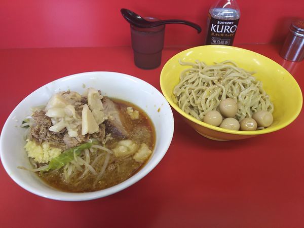 「麺半分豚2枚+つけめん（ゴマ油）＋うずら」@ラーメン二郎 茨城守谷店の写真
