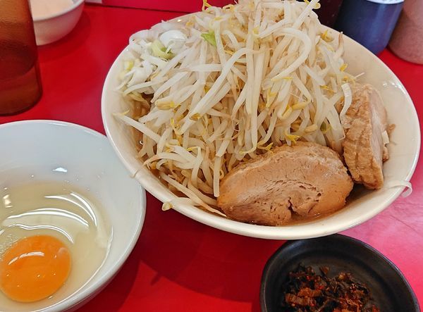 「ラーメン750 豚1枚120 生卵50  ※野菜・ネギ・高菜」@豚ゆうの写真