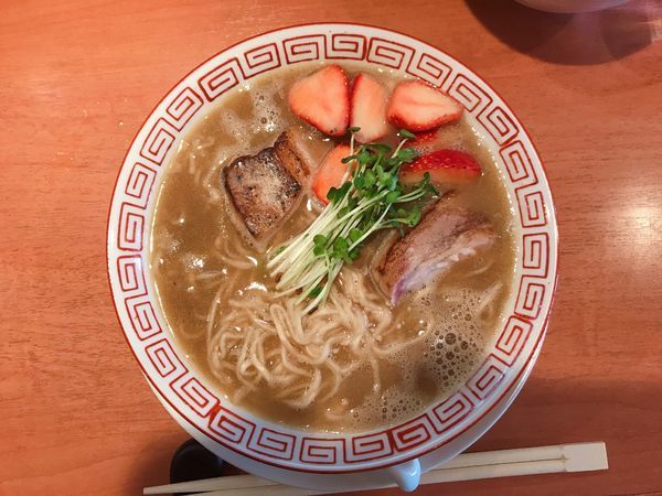 「ストロベリーラーメン&とりむねごはん」@食堂酒場 Graciaの写真