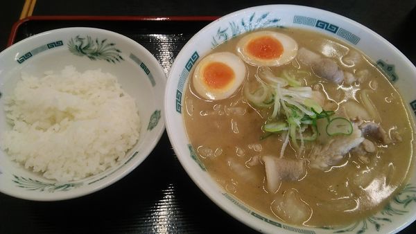 「肉そば 610円＋半ライス 110円」@日高屋 市川南口店の写真