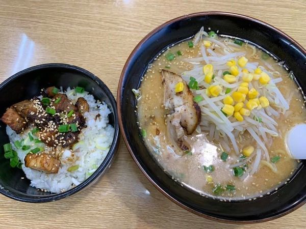 「白みそラーメン＋チャーシュー丼」@らーめん花樂 大和店の写真