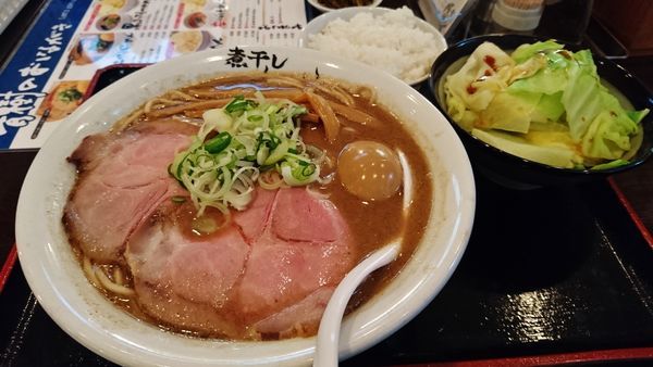 「こってり煮干しらーめん+大盛り+味玉+キャベツ+小ライス+他」@煮干しらーめん青樹 立川店の写真