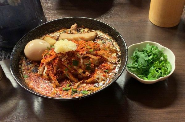 「蠍味玉ラーメン 増し増しの増し増し パクチー」@Japanese soba Noodles 蠍の写真