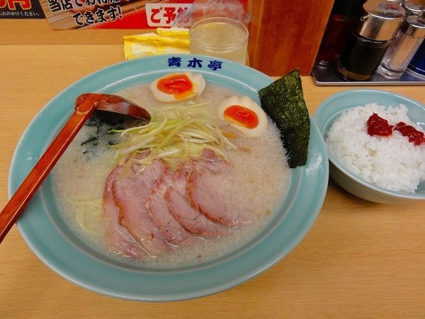 「塩チャーシュー麺800円麺硬め/脂多め　半ライス」@ラーメン青木亭 越谷店の写真