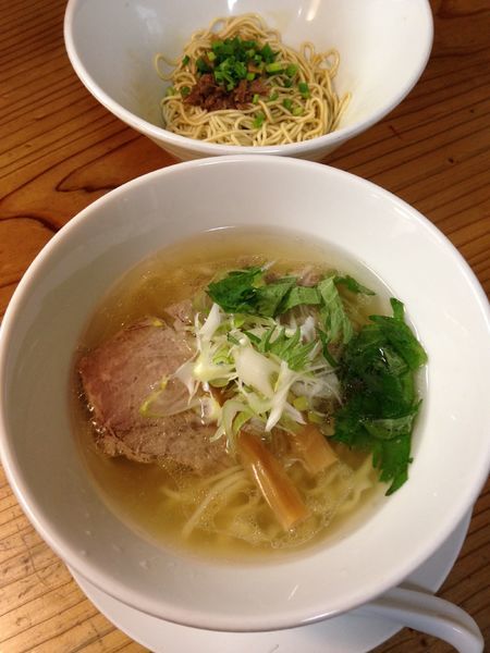 「豚塩  追い玉黒」@麺蔵 あつおの写真