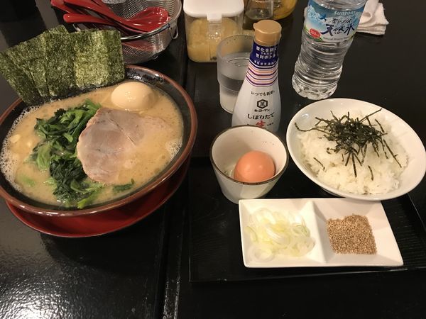 「ラーメン、卵かけご飯」@横浜家系らーめん 山崎家の写真