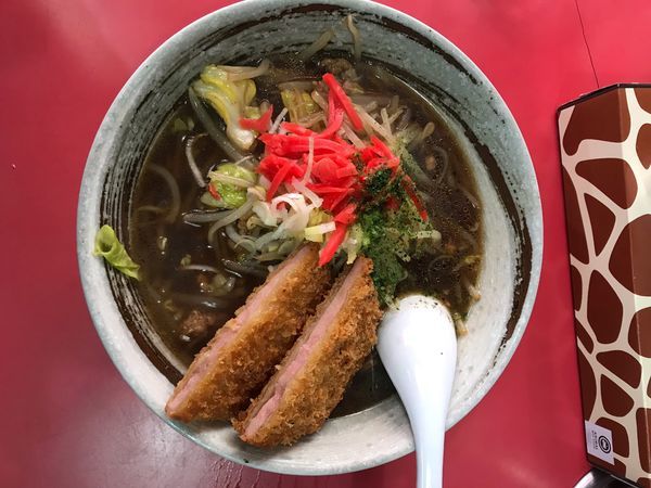 「ソースらーめんハムカツのせ 900円」@中華料理 大輦の写真