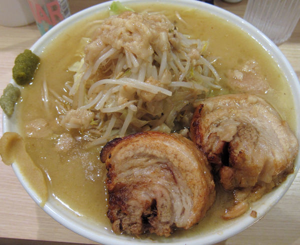 「ラーメン（塩）800円（野菜・脂・柚子・柚子胡椒・山葵）」@麺屋 味方の写真