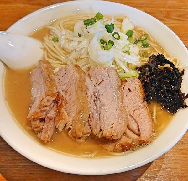 「煮干そば (白醤油) 750 チャーシュー150※大盛=無料」@中村屋総本山の写真