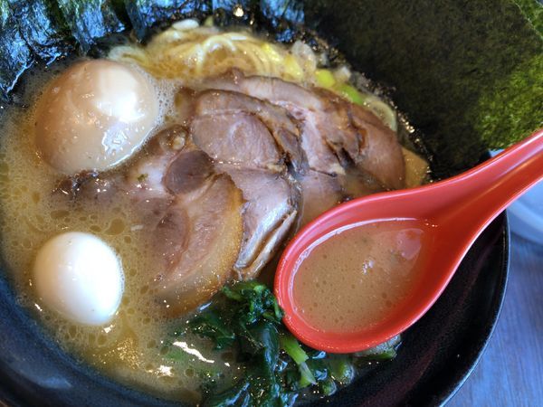 「豚骨醤油(全部のせ)」@ゴル麺。 野毛店の写真