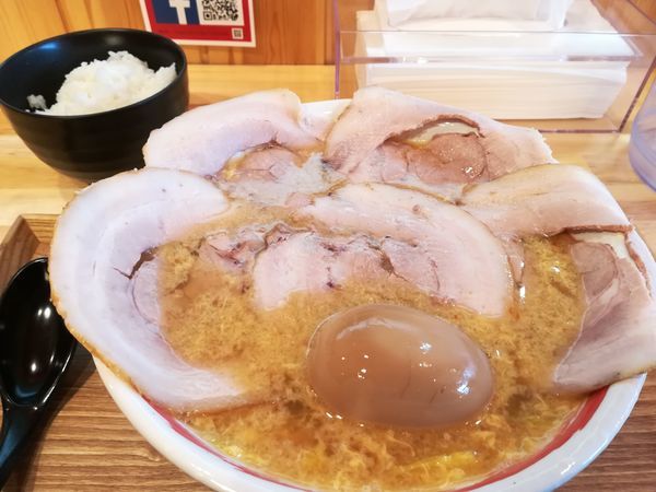 「もっともっとおいしいらぁめん 半焼豚&煮玉子＋ごはん」@春夏秋灯 平田町店の写真