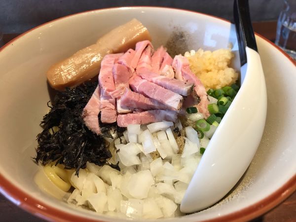 「油そば（生玉ねぎ増し）」@中華蕎麦 志の写真