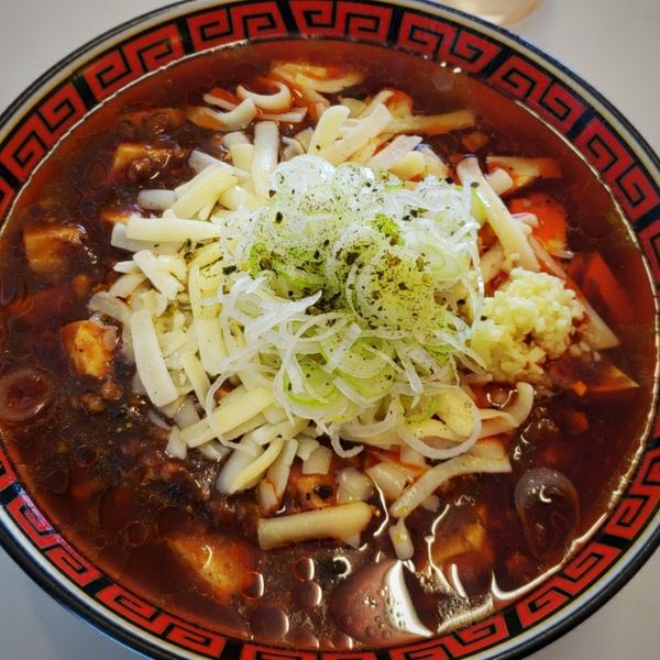 「チーズマーボー麺 ８６０円＋半ライス ７０円」@中華そば 華丸の写真