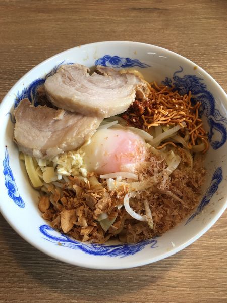 「まぜそば並・温玉豚1枚増し（880円）」@ジャンクガレッジ 深谷店の写真